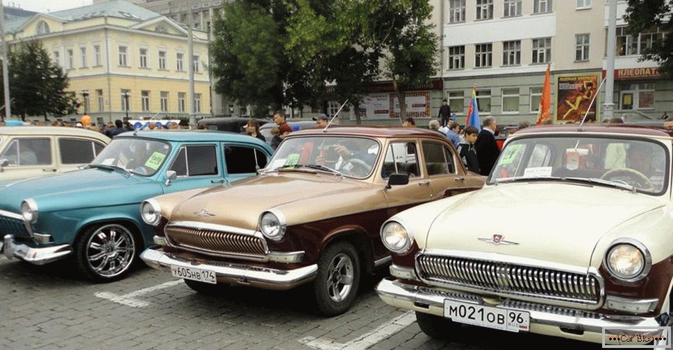 Expoziție de mașini retro în Ekaterinburg