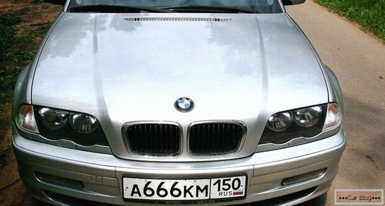 BMW Seria 3 în partea din spate a E46 - numărul diavolului pe număr