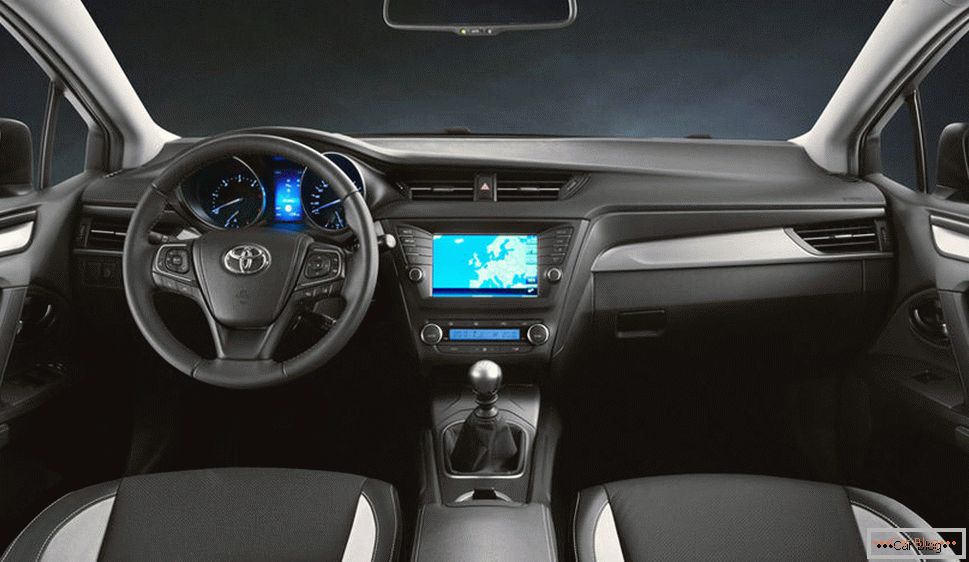 În interiorul mașinii Toyota Avensis