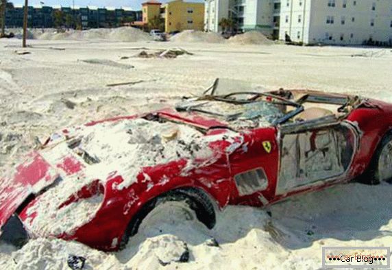 Ferrari 250 Spyder acoperit cu nisip