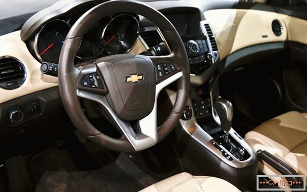 Calitatea materialelor de finisare și posibilitățile mari de ajustare sunt calitățile distinctive ale salonului Chevrolet Cruze.