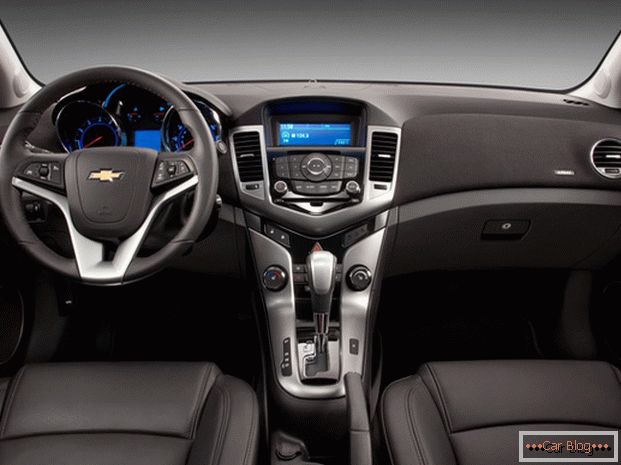 Chevrolet Cruze interior порадует владельца качеством отделочных материалом и спортивной стилистикой