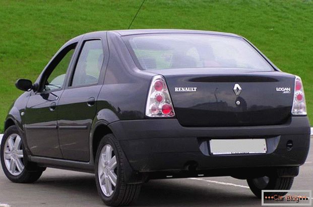 Mașina Renault Logan: vedere din spate