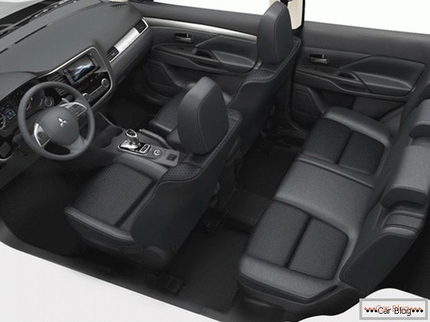 În interiorul mașinii Mitsubishi Outlander