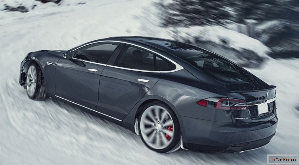 Nouăzeci mii Tesla Model S răspunde producătorului