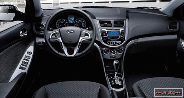 În interiorul mașinii Hyundai Accent