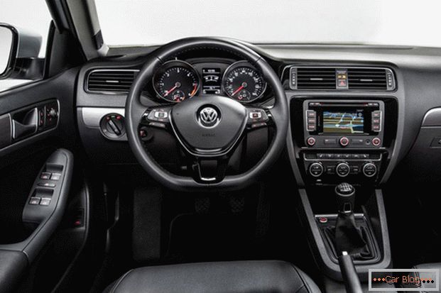 În cabina mașinii Volkswagen Jetta