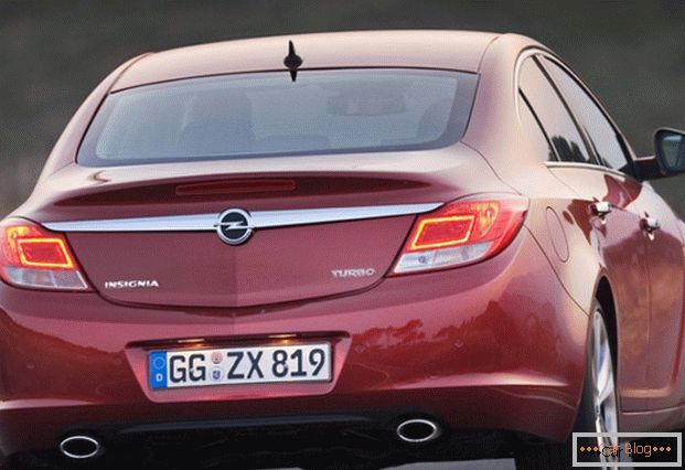 Opel Insignia: Vedere din spate