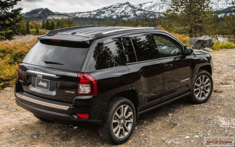Vedere din spate a Jeep Compass 2014