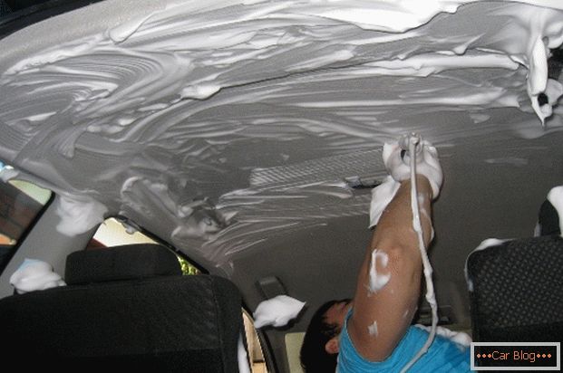 Procesul de curățare uscată masina de plafon