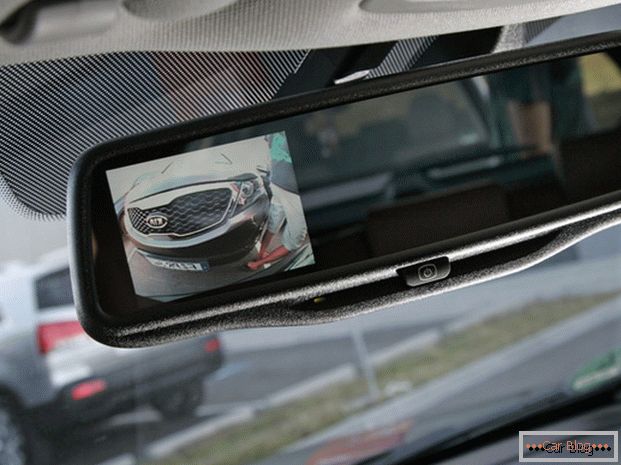 Imaginea din camera video din spate poate fi transmisă în oglindă cu un monitor