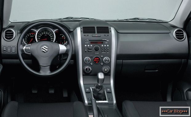 În cabina mașinii Suzuki Grand Vitara