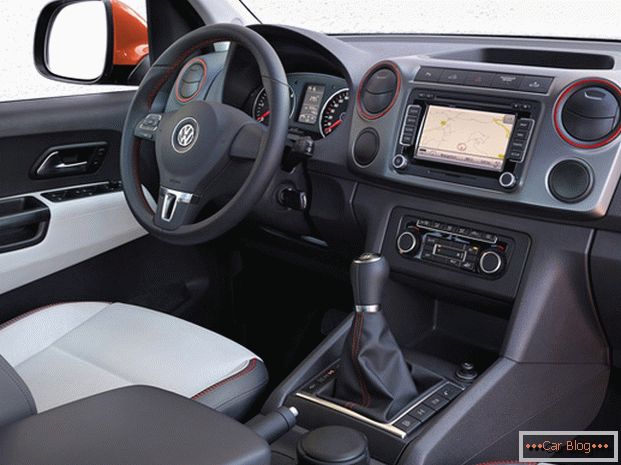 În interiorul mașinii Volkswagen Amarok