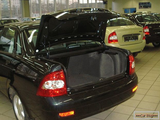 Trăsnet sedan Lada Priora вмещает 430 литров груза