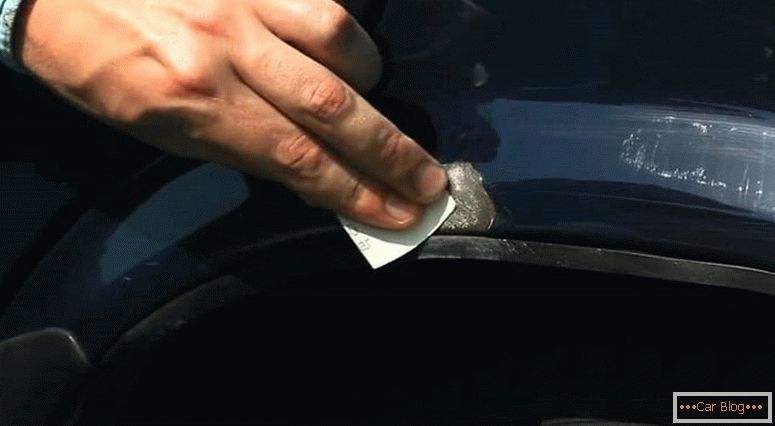 Repararea locală a jetoanelor și zgârieturilor pe corpul mașinii