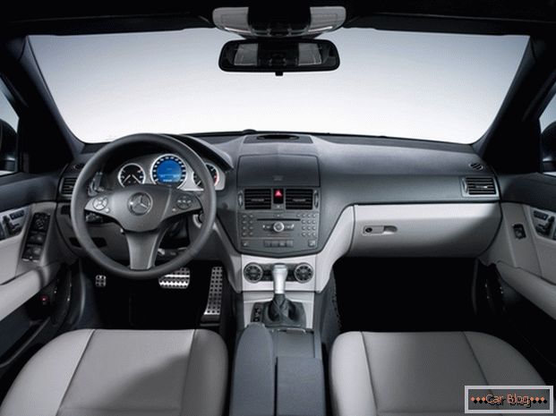 Mercedes interiorul masinii cu acustica Harman