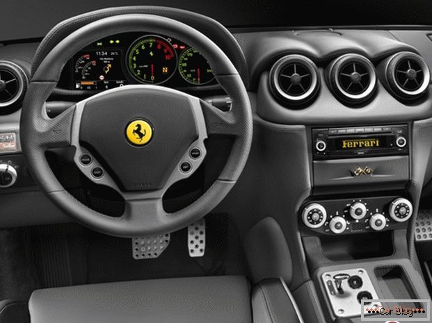 Sistemul Bose Media într-o mașină Ferrari