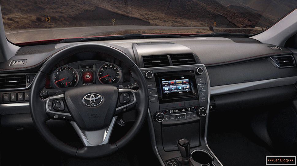 În interiorul mașinii Toyota Camry