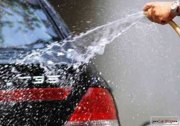 Spălați o mașină cu apă
