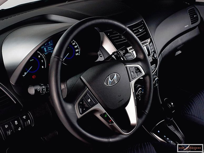 Hyundai Solaris 2015 volan și control