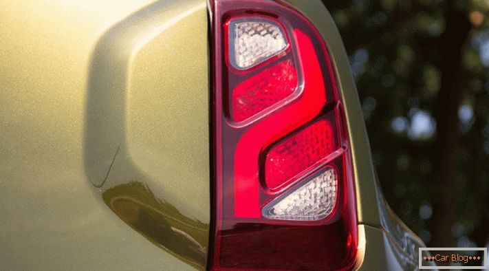 Luminile din spate Renault Duster