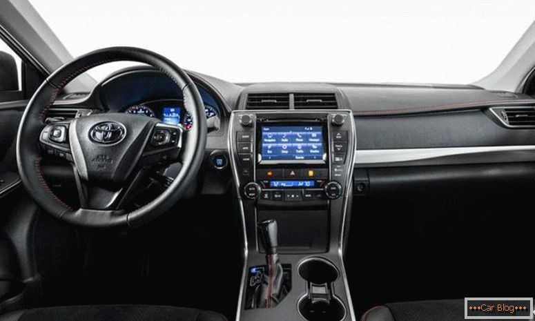 Noul interior Toyota Camry