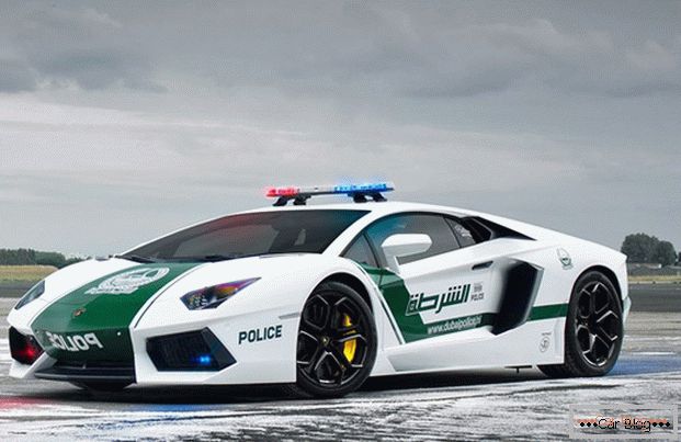Sunt necesare mașini de poliție pentru a combate eficient criminalitatea.