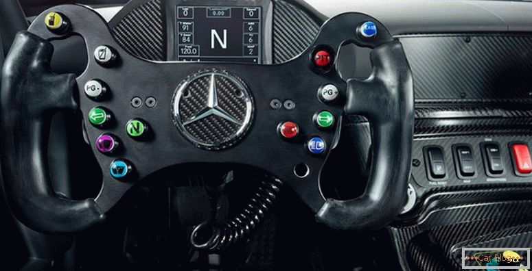 Conducerea unui Mercedes-AMG GT4