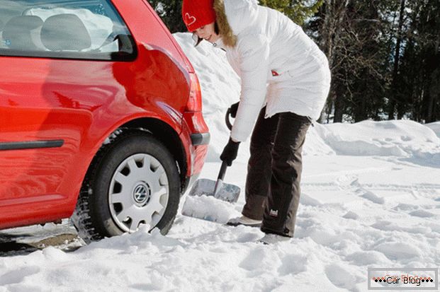 Schițează zăpada sub fundul mașinii