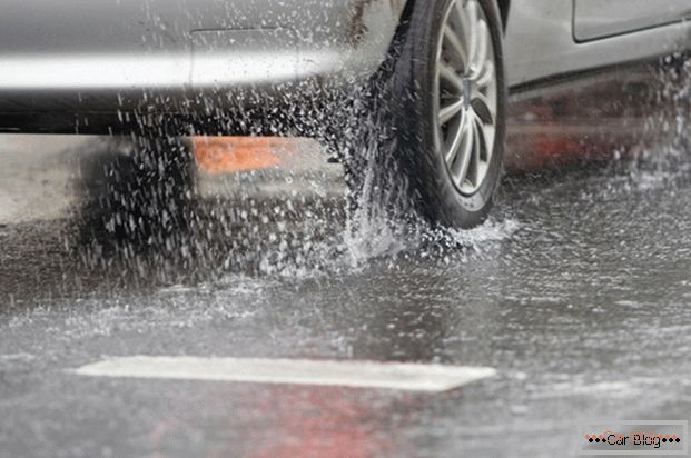 Traficul necorespunzător în ploaie crește consumul de combustibil