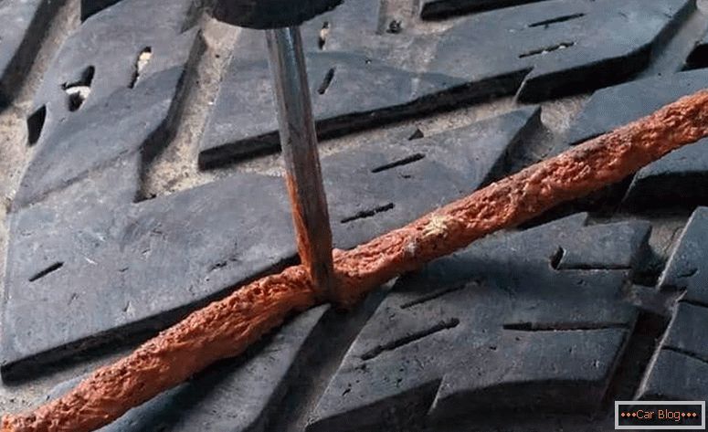 Cum funcționează o mașină de reparare a anvelopelor fără tuburi