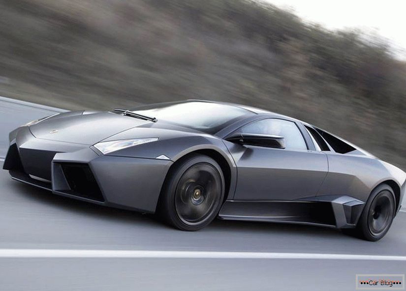 Lamborghini Reventon conduce rapid