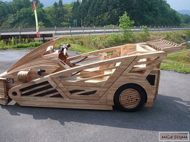 Mașină din lemn