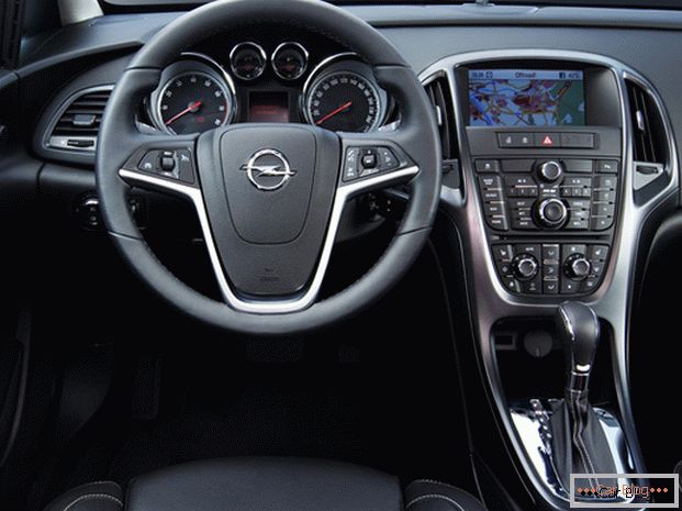 În cabina Opel Astra totul este gândit la cele mai mici detalii