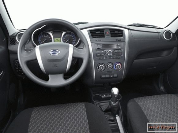 Interiorul mașinii Datsun on-DO are un aspect mai modern.