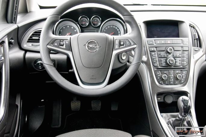 În interiorul mașinii Opel Astra