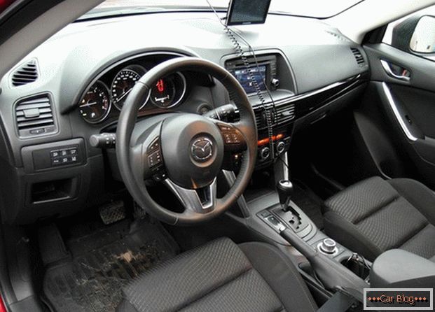 Mașina Mazda CX-5, несмотря на эффектную внешность, имеет довольно невзрачный салон