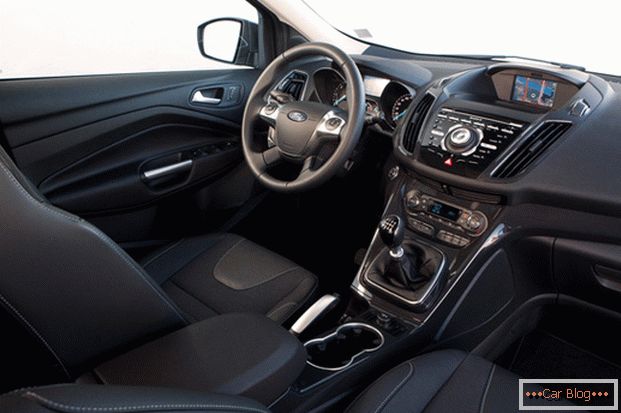 Ford Kuga are o cabină spațioasă și confortabilă. 