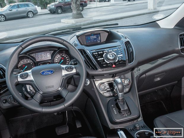 Ford Kuga se mândrește cu prezența elementelor exotice în cabină