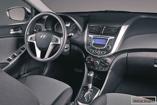 În interiorul mașinii Hyundai Solaris veți găsi elemente ale unui interior modern.