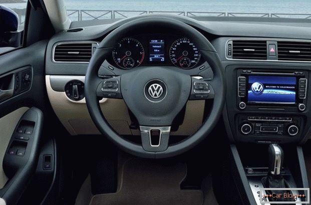 Salonul Volkswagen Jetta vă va încânta cu finisaje de calitate și comenzi confortabile