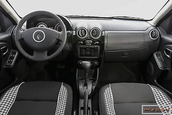 Dezavantajele designului cabinei Renault Sandero sunt compensate prin practicitate și confort