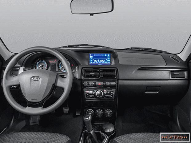 Grijă pentru siguranța consumatorilor, producătorii au oferit pentru prima dată Lada Priora cu un airbag