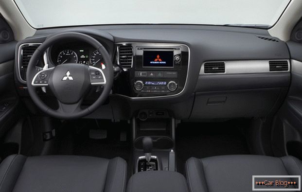 În interiorul mașinii Mitsubishi Outlander aproape nimic să se plângă