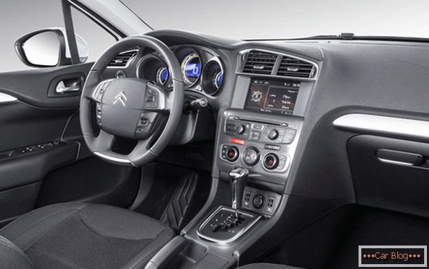 Materiale de înaltă calitate și plastic moale - vă va plăcea interiorul mașinii Citroen C4