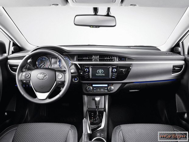 Interiorul autoturismului Toyota Corolla compensează deficiențele de vedere al primăverii datorită confortului din spatele roții