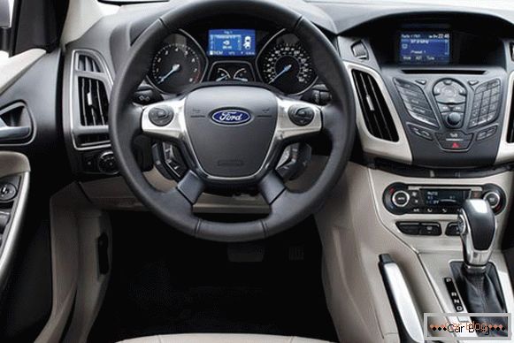 Interiorul masinii Ford Focus poate fi comparat cu cabina avionului