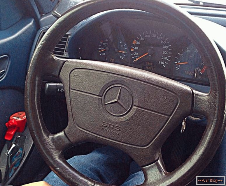 Volanul Mercedes-Benz W140