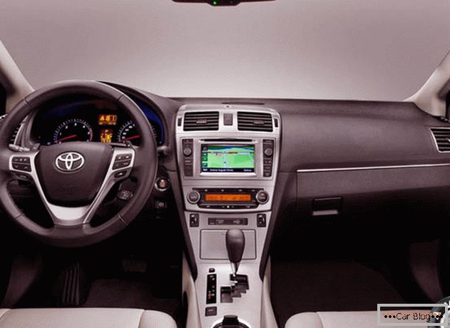 Toyota Avensis 2013 fotografie
