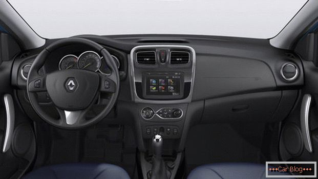 În interiorul mașinii Renault Sandero